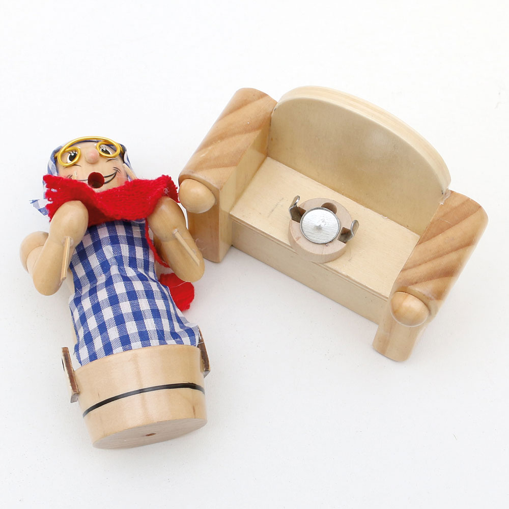 'Oma auf dem Sessel mit Fußbad' Räucherfigur (14cm)
